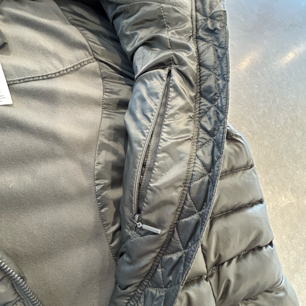 Lululemon goose down longline puffer vest. Size 4. Green. Pockets. New condition - Picture 7 of 13